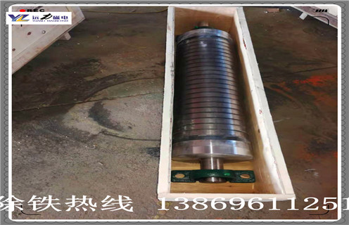 　　褐鐵礦專(zhuān)用輥式磁選機(jī)，輥式磁選機(jī)主要適用于塊狀的褐鐵礦需要破碎、球磨后再磁選，按照選礦效果水選強(qiáng)磁磁選機(jī)的選礦效果佳，一般作為精選使用可一次性提高褐鐵礦10-20個(gè)品位。褐鐵礦磁選機(jī)的磁場(chǎng)可達(dá)到16000高斯，是專(zhuān)門(mén)針對(duì)褐鐵礦、錳礦、赤鐵礦等弱磁性礦的一種磁選設(shè)備。  　　一、褐鐵礦專(zhuān)用輥式磁選機(jī)主要用途  　　該設(shè)備用于褐鐵礦，赤鐵礦，氧化錳，碳酸錳礦選礦，設(shè)備的磁場(chǎng)強(qiáng)度在9000-12000Gs，磁場(chǎng)梯度大、用電量少、性能穩(wěn)定。該系列設(shè)備用于低品位褐鐵礦，赤鐵礦，氧化錳，碳酸錳礦的分選，能一次性提高3-15個(gè)品位，很好地解決了歷來(lái)低品位褐鐵礦，赤鐵礦，氧化錳，碳酸錳礦不能入爐冶煉、銷(xiāo)售難的問(wèn)題，為低品位礦石找到了出路，能產(chǎn)生可觀的經(jīng)濟(jì)效益。該設(shè)備投資回報(bào)高，是投資少見(jiàn)效快的好項(xiàng)目。  　　二、褐鐵礦專(zhuān)用輥式磁選機(jī)工作原理  　　1、將3-5毫米的原礦送入上料斗，經(jīng)過(guò)振動(dòng)電機(jī)振動(dòng)布料，出料量可通過(guò)手輪來(lái)進(jìn)行精確調(diào)整。磁輥通過(guò)調(diào)速電機(jī)拖動(dòng)，轉(zhuǎn)速的快慢通過(guò)調(diào)速表來(lái)進(jìn)行調(diào)節(jié)，可控制磁選機(jī)的產(chǎn)量和精礦品位。  　　2、礦粒經(jīng)輸送帶被送入上磁輥分選，由于褐鐵礦，赤鐵礦，氧化錳，碳酸錳礦的礦粒有磁性，立即被強(qiáng)磁場(chǎng)吸附在磁輥上，脈石粒(雜石、砂土)由于沒(méi)有磁性(磁性很弱)，磁輥的強(qiáng)磁對(duì)它不產(chǎn)生吸力，隨著磁輥的轉(zhuǎn)動(dòng)，礦粒一直被吸在磁輥上，而脈石粒在磁輥轉(zhuǎn)到前端位置時(shí)被拋出掉在隔礦板的前面(通過(guò)改變隔礦板角度的大小可調(diào)整精礦的品位)，礦粒繼續(xù)被磁輥帶到脫磁區(qū)時(shí)自動(dòng)掉入一選集礦斗收集為精礦成品。  　　3、由于上磁輥掉下的脈石中還夾帶有一些磁性更弱的礦粒，它們將進(jìn)入下磁輥繼續(xù)進(jìn)行磁選，磁選后的成品礦粒進(jìn)入二選集礦斗收集為成品，被拋出的脈石經(jīng)尾礦口排出，至此磁選工序結(jié)束。由于原礦中的脈石被拋棄。  　　4、所以使褐鐵礦，赤鐵礦，氧化錳，碳酸錳的品位得到提高。整臺(tái)設(shè)備的用電量?jī)H為4KW左右，磁選投入成本是相當(dāng)?shù)偷摹８蓾袷接缽?qiáng)磁選礦機(jī)是我公司自主研究開(kāi)發(fā)的高新技術(shù)產(chǎn)品，技術(shù)已相當(dāng)成熟。  　　三、褐鐵礦專(zhuān)用輥式磁選機(jī)磁選優(yōu)勢(shì)  　　1.分選效果好：由于本機(jī)采取動(dòng)態(tài)磁系設(shè)計(jì)，礦料在滾筒表面滑動(dòng)、位移及翻滾，滾筒不沾料，有利于物料分選，初選品位可提高1-4倍，一次精選品位可達(dá)60%以上。  　　2.處理能力大：由于本公司采用包裹式開(kāi)放磁系，物料不裹團(tuán)，無(wú)堵塞現(xiàn)象，因此處理能力大，單臺(tái)初選機(jī)的處理原礦量可達(dá)50噸以上，還可多機(jī)并列并聯(lián)使用，可成倍提高產(chǎn)量。  　　3.適應(yīng)行業(yè)廣：本公司干式磁選機(jī)，分四大類(lèi)，有二十多個(gè)品種和規(guī)格型號(hào)?？梢詽M(mǎn)足各種鐵礦、河砂、尾礦、鋼渣、鋼灰、硫酸渣、磨料、耐火材料、制板、橡膠、糧食等諸多行業(yè)的需求，部分設(shè)備還可一機(jī)多用。  　　4.生產(chǎn)效果高：干選不用水，因此可不受水源限制，常年連續(xù)生產(chǎn)，對(duì)無(wú)水地區(qū)，季節(jié)性缺水地區(qū)，高寒地區(qū)，每年可增加100-150個(gè)工作日，有效提高設(shè)備利用率。
